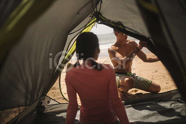 20대 30대 남자 두명 사람 성인만 여자 한국인 JPG 뒷모습 앞모습 포토 바다 바캉스 상반신 앉기 야외 여름(계절) 여름휴가 전신 주간 커플 태안 텐트 해변
