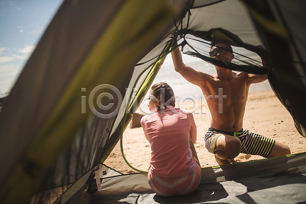 20대 30대 남자 두명 사람 성인만 여자 한국인 JPG 뒷모습 앞모습 포토 바다 바캉스 상반신 앉기 야외 여름(계절) 여름휴가 응시 전신 주간 커플 태안 텐트 해변