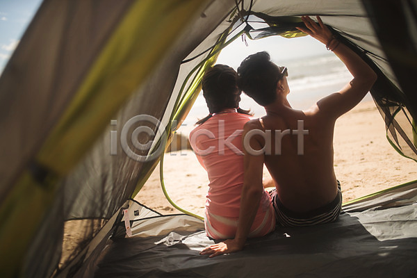 20대 30대 남자 두명 사람 성인만 여자 한국인 JPG 뒷모습 포토 바다 바캉스 상반신 앉기 야외 여름(계절) 여름휴가 주간 커플 태안 텐트 해변