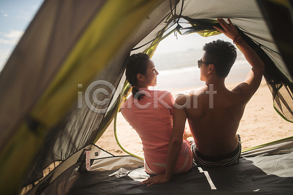 20대 30대 남자 두명 사람 성인만 여자 한국인 JPG 뒷모습 포토 미소(표정) 바다 바캉스 상반신 앉기 야외 여름(계절) 여름휴가 주간 커플 태안 텐트 해변