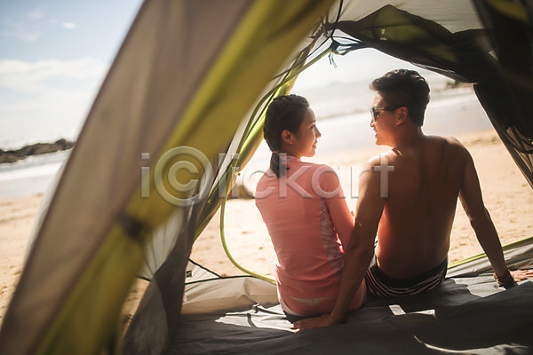 20대 30대 남자 두명 사람 성인만 여자 한국인 JPG 뒷모습 포토 마주보기 미소(표정) 바다 바캉스 상반신 앉기 야외 여름(계절) 여름휴가 주간 커플 태안 텐트 해변