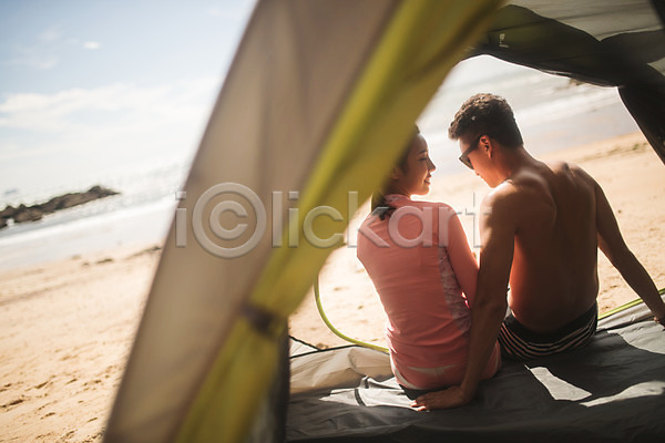 20대 30대 남자 두명 사람 성인만 여자 한국인 JPG 뒷모습 포토 미소(표정) 바다 바위 바캉스 상반신 앉기 야외 여름(계절) 여름휴가 주간 커플 태안 텐트 해변