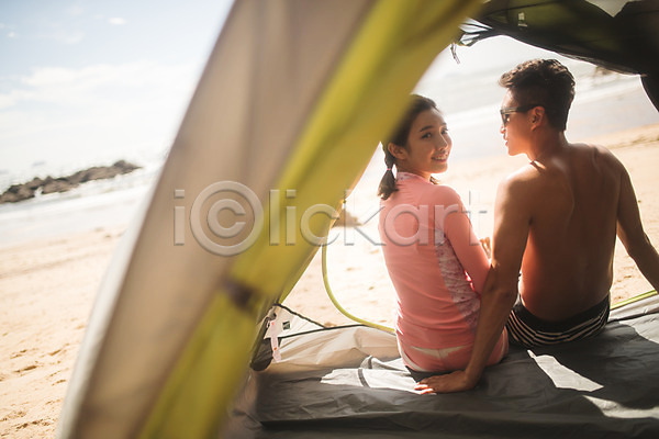 20대 30대 남자 두명 사람 성인만 여자 한국인 JPG 뒷모습 포토 뒤돌아보기 미소(표정) 바다 바위 바캉스 상반신 앉기 야외 여름(계절) 여름휴가 주간 커플 태안 텐트 해변