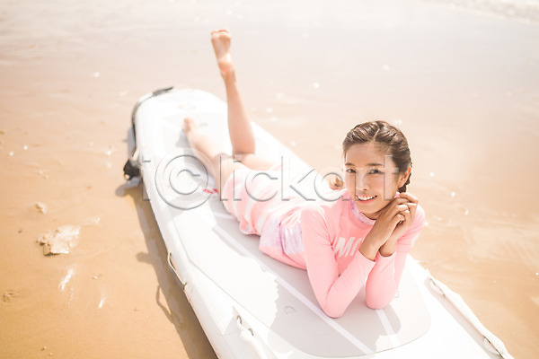 20대 사람 성인 성인여자한명만 여자 한국인 한명 JPG 앞모습 포토 래쉬가드 모래사장 미소(표정) 바캉스 야외 엎드리기 여름(계절) 여름휴가 응시 전신 주간 태안 패들보드 해변