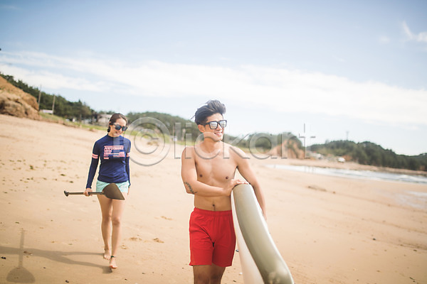 이동 20대 남자 두명 사람 성인만 여자 한국인 JPG 앞모습 포토 걷기 들기 모래사장 미소(표정) 바캉스 숲 야외 언덕 여름(계절) 여름휴가 운반 응시 전신 주간 커플 태안 패들보드 해변