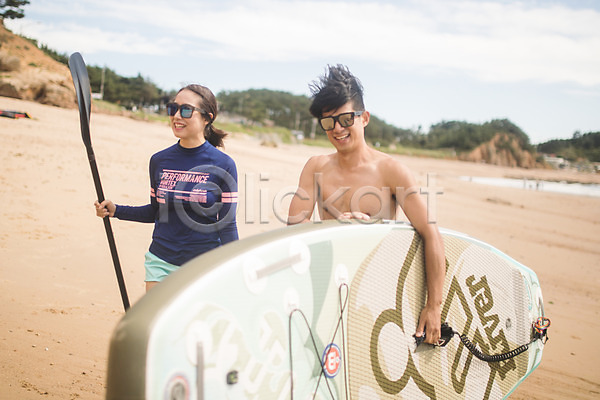 이동 20대 남자 두명 사람 성인만 여자 한국인 JPG 앞모습 포토 걷기 들기 미소(표정) 바다 바캉스 상반신 숲 암벽 야외 여름(계절) 여름휴가 운반 주간 커플 태안 패들보드 해변