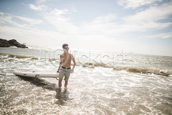 이동 30대 남자 사람 성인 성인남자한명만 한국인 한명 JPG 앞모습 포토 걷기 들기 바다 바위 바캉스 서기 야외 여름(계절) 여름휴가 운반 전신 주간 태안 파도 패들보드 해변 햇빛