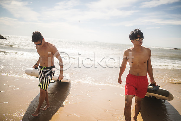 이동 20대 30대 남자 두명 사람 성인 성인남자만 한국인 JPG 앞모습 포토 걷기 들기 물결 바다 바캉스 야외 여름(계절) 여름휴가 운반 전신 주간 친구 태안 패들보드 하늘 해변 햇빛