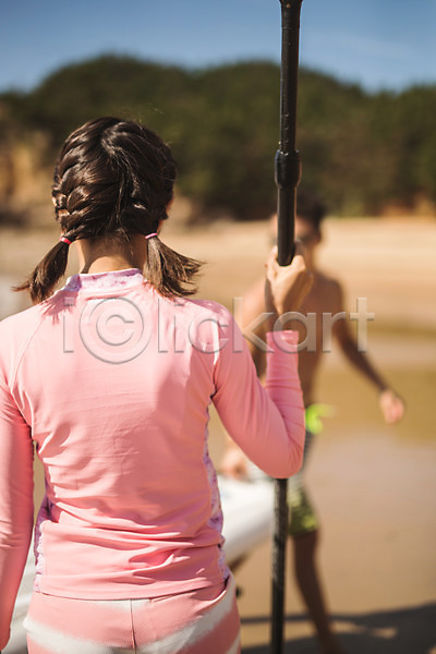20대 30대 남자 두명 사람 성인만 여자 한국인 JPG 뒷모습 포토 들기 바다 바캉스 상반신 서기 숲 야외 여름(계절) 여름휴가 운반 주간 커플 태안 패들보드 해변