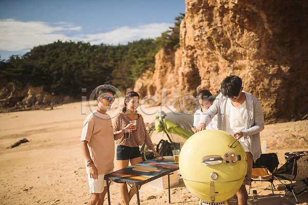 즐거움 20대 남자 사람 성인만 여러명 여자 한국인 JPG 앞모습 옆모습 포토 나무도마 맥주 바다 바베큐그릴 바캉스 상반신 서기 암벽 야외 야외의자 야외테이블 여름(계절) 여름휴가 주간 친구 태안 텐트 해변