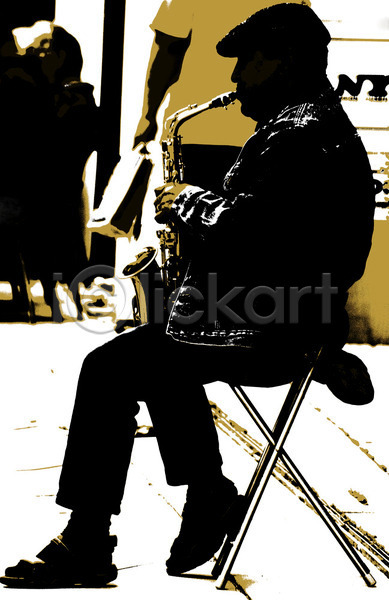 남자 성인 성인남자한명만 한명 JPG 실루엣 옆모습 포토 해외이미지 버스킹 색소폰 앉기 연주 음악 전신 해외202004
