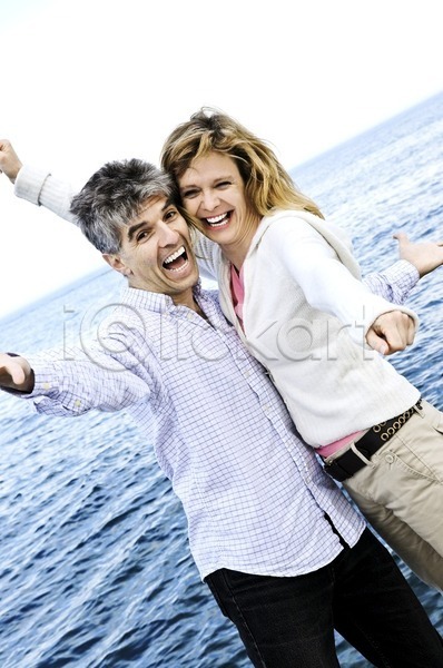 기쁨 자유 함께함 행복 흥분 40대 50대 남자 두명 사람 아기 여자 JPG 포토 해외이미지 2 남편 라이프스타일 무료 미소(표정) 바다 서기 아내 야외 여름(계절) 캥거루 커플 항구 해외202004