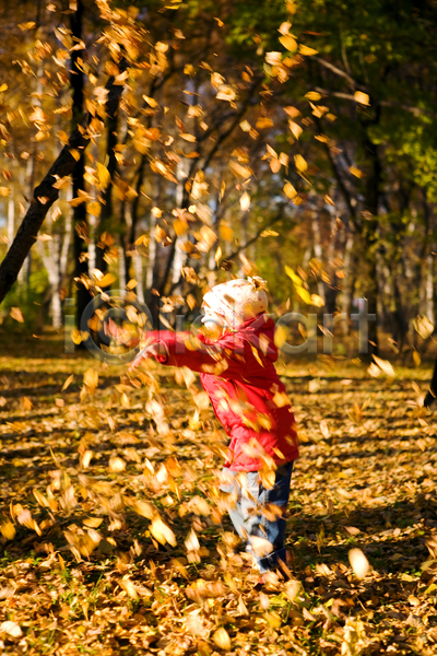 행복 사람 어린이 한명 JPG 포토 해외이미지 갈색 금발 나무 모임 미소(표정) 야외 잎 장난 지팡이 초록색 해외202004