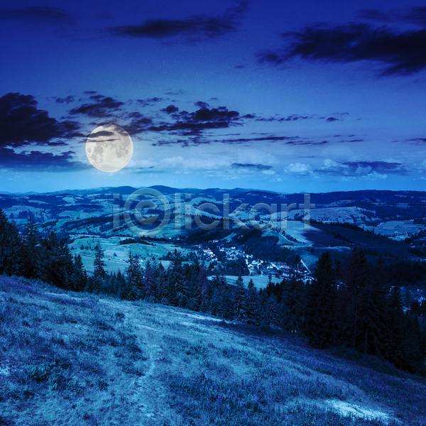 사람없음 JPG 포토 해외이미지 구름(자연) 달 보름달 산 야간 야외 언덕 파란색 풍경(경치) 하늘 해외202004