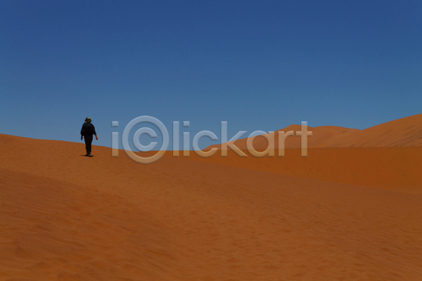 사람 한명 JPG 포토 해외이미지 걷기 나미비아 사막 야외 주간 풍경(경치) 하늘 해외202004
