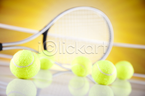 사람없음 JPG 아웃포커스 포토 해외이미지 네트 반사 실내 주황색배경 테니스 테니스공 테니스라켓 테니스용품 해외202004