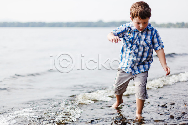 따뜻함 신선 백인 소년 어린이 한명 JPG 포토 해외이미지 걷기 놀이 물 발 암초 야외 여름(계절) 자연 파도 해외202004 호수