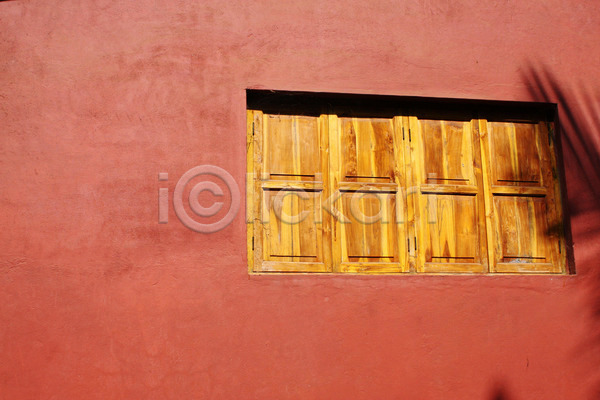 사람없음 JPG 포토 해외이미지 건축양식 그림자 닫기 목재 벽 빨간색 오브젝트 창문 해외202004 햇빛