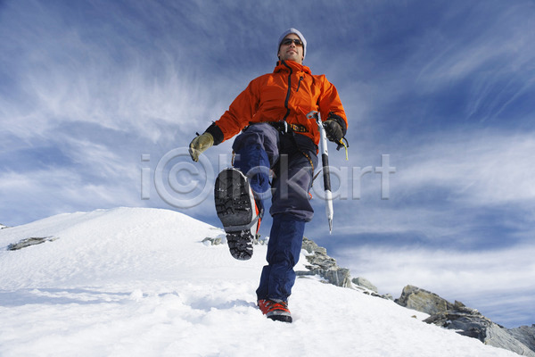 추위 20대 남자 백인 성인 성인남자한명만 한명 JPG 로우앵글 앞모습 포토 해외이미지 걷기 겨울 뉴질랜드 등산 산 설산 야외 얼음 오르기 전신 주간 트래킹 하이커 하이킹 해외202004