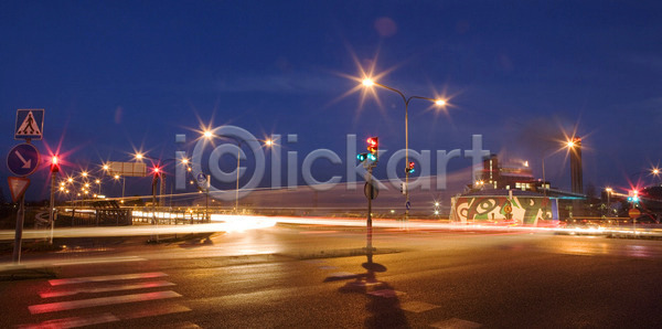 사람없음 JPG 포토 해외이미지 건너기 교통수단 교통시설 노란색 도로표지판 빨간색 세로 시티라이프 야간 컬러풀 해외202004 해외포토 황혼