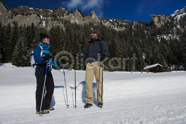 산책 남자 두명 백인 성인 성인만 여자 JPG 앞모습 옆모습 포토 해외이미지 겨울 눈내림 등산 등산스틱 라이프스타일 배낭 산 설산 야외 잡기 전신 주간 커플 트래킹 하이커 하이킹 해외202004