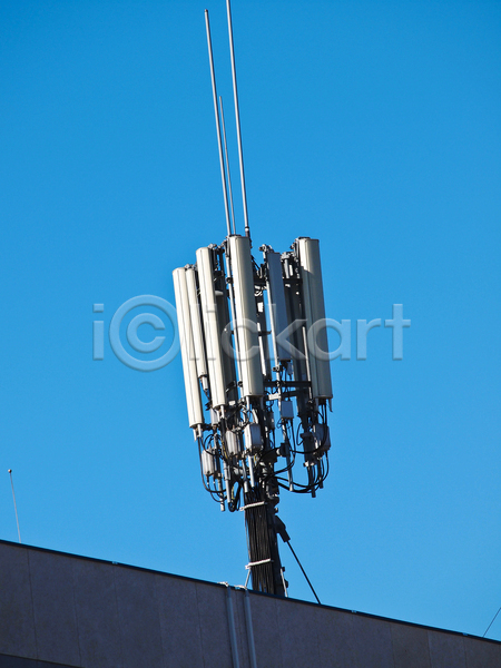 사람없음 JPG 포토 해외이미지 가로 라디오 무선전화기 세포 신호 안테나 야외 자료 장비 전송 전염 지붕 탑 파란색 해외202004 핸드폰