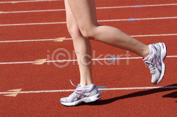 10대 사람없음 여자 JPG 포토 해외이미지 건강 경기장 근육 길 달리기 달리기선수 무릎 선로 속도 스포츠 신발 야외 양발 연습 운동 조깅 해외202004
