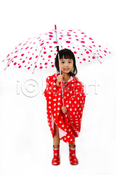 보호 행복 동양인 사람 소녀한명만 어린이 여자 중국인 한명 JPG 앞모습 포토 해외이미지 날씨 들기 라이프스타일 물방울무늬 미소(표정) 빨간색 서기 스타일 우비 우산 응시 잡기 장화 전신 중국 해외202004