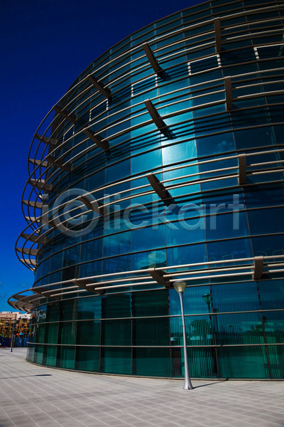 사람없음 JPG 포토 해외이미지 건물 건축양식 구름(자연) 금속 도시 도심 반사 비즈니스 사무실 시티라이프 야외 유럽 유리 은색 창문 철강 컬러풀 터키석 파란색 하늘 해외202004