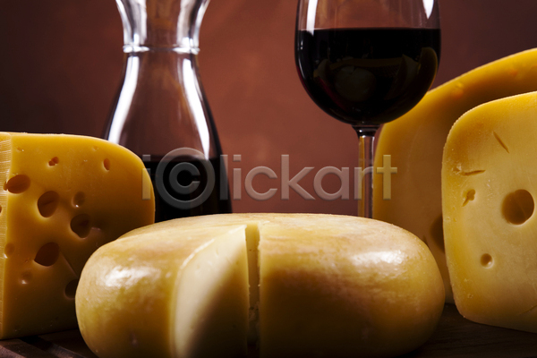 사람없음 JPG 근접촬영 포토 해외이미지 갈색배경 다양 와인 와인잔 유리병 종류 치즈 해외202004
