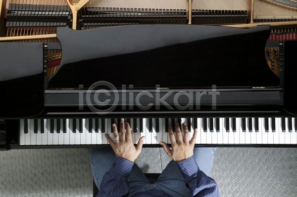 남자 성인 성인남자한명만 한명 JPG 앞모습 포토 하이앵글 해외이미지 손 실내 연주 음악 피아노(악기) 피아노건반 하반신 해외202004
