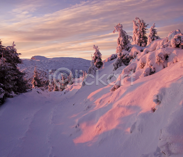 사람없음 JPG 포토 해외이미지 겨울 겨울풍경 눈덮임 루마니아 설산 야외 일몰 자연 주간 하늘 해외202004