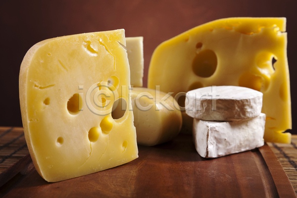 사람없음 JPG 포토 해외이미지 갈색배경 까망베르치즈 나무도마 다양 쌓기 종류 치즈 해외202004