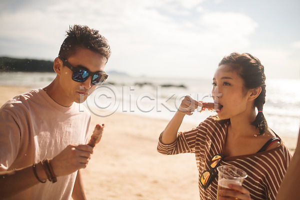 20대 30대 남자 두명 성인만 여자 한국인 JPG 앞모습 포토 맥주 먹기 바다 바캉스 상반신 서기 선글라스 안주 야외 여름(계절) 여름휴가 주간 커플 태안 해변