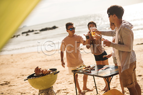 20대 30대 남자 사람 성인만 여러명 여자 한국인 JPG 앞모습 옆모습 포토 건배 맥주 바다 바베큐그릴 바캉스 서기 야외 야외테이블 여름(계절) 여름휴가 전신 주간 치맥 치킨 친구 태안 해변