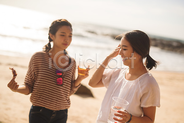 20대 두명 사람 성인 성인여자만 여자 한국인 JPG 앞모습 포토 맥주 미소(표정) 바다 바캉스 상반신 서기 안주 야외 여름(계절) 여름휴가 주간 친구 태안 해변