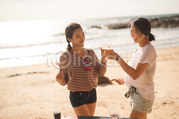 20대 두명 사람 성인 성인여자만 여자 한국인 JPG 앞모습 포토 건배 맥주 바다 바캉스 상반신 서기 안주 야외 여름(계절) 여름휴가 주간 친구 태안 해변