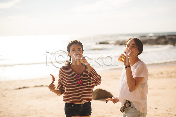 20대 두명 사람 성인 성인여자만 여자 한국인 JPG 앞모습 포토 마시기 맥주 바다 바캉스 상반신 서기 안주 야외 여름(계절) 여름휴가 주간 친구 태안 해변