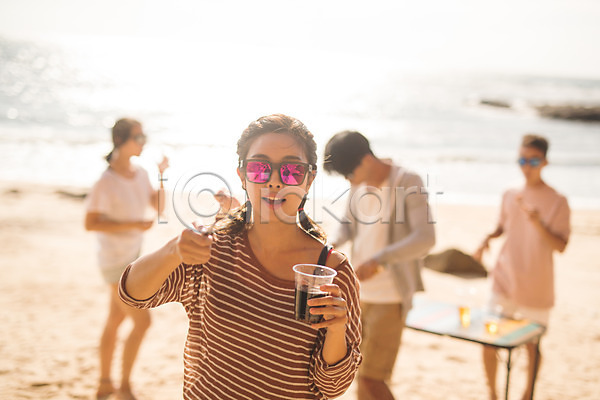 즐거움 20대 30대 남자 사람 성인만 여러명 여자 한국인 JPG 앞모습 옆모습 포토 맥주 바다 바캉스 반사 빛 상반신 서기 선글라스 안주 야외 여름(계절) 여름휴가 전신 주간 친구 태안 해변