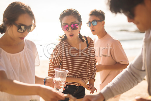 20대 30대 남자 사람 성인만 여러명 여자 한국인 JPG 앞모습 옆모습 포토 놀람 맥주 바다 바캉스 상반신 서기 선글라스 야외 여름(계절) 여름휴가 주간 친구 태안 해변