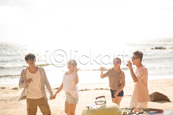 즐거움 20대 30대 남자 사람 성인만 여러명 여자 한국인 JPG 앞모습 옆모습 포토 맥주 바다 바캉스 상반신 서기 손잡기 안주 야외 야외테이블 여름(계절) 여름휴가 주간 집게 친구 태안 해변