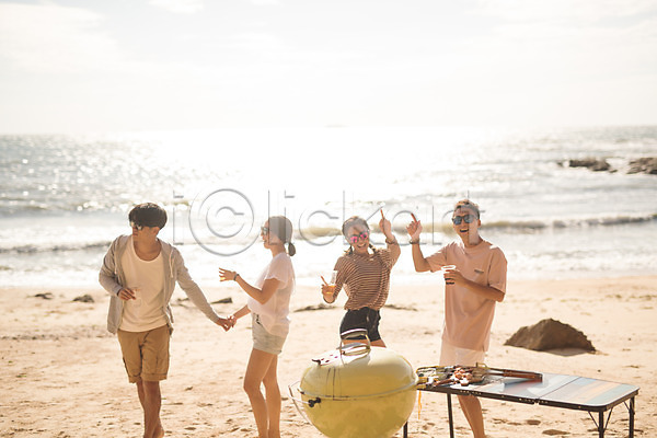 20대 30대 남자 사람 성인만 여러명 여자 한국인 JPG 앞모습 옆모습 포토 맥주 바다 바베큐그릴 바캉스 서기 야외 야외테이블 여름(계절) 여름휴가 전신 주간 춤 커플 태안 해변
