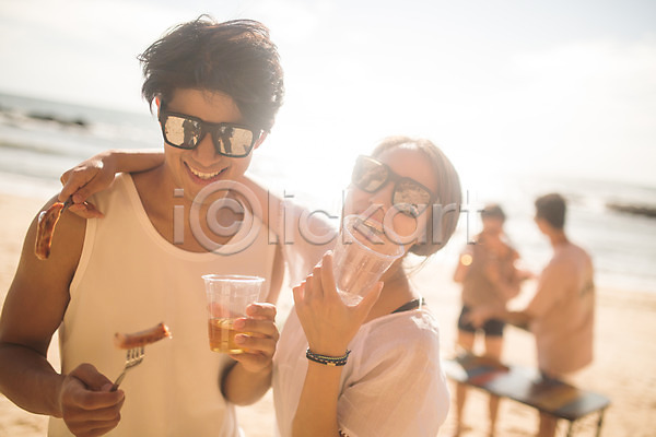 즐거움 20대 30대 남자 사람 성인만 여러명 여자 한국인 JPG 뒷모습 앞모습 포토 맥주 바다 바캉스 상반신 서기 안주 야외 야외테이블 여름(계절) 여름휴가 주간 커플 태안 포크 해변