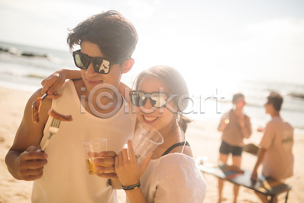 즐거움 20대 30대 남자 사람 성인만 여러명 여자 한국인 JPG 앞모습 옆모습 포토 맥주 미소(표정) 바다 바캉스 상반신 서기 안주 야외 야외테이블 여름(계절) 여름휴가 전신 주간 커플 태안 포크 해변