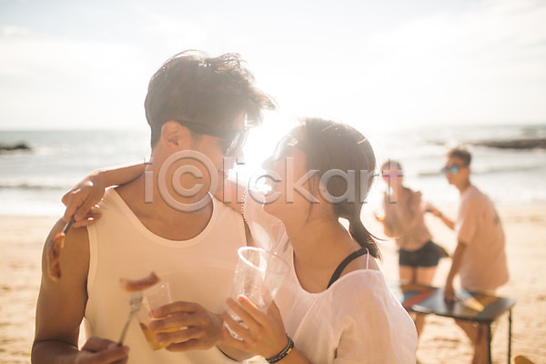 즐거움 20대 30대 남자 사람 성인만 여러명 여자 한국인 JPG 앞모습 옆모습 포토 마주보기 맥주 바다 바캉스 상반신 서기 야외 야외테이블 어깨에손 여름(계절) 여름휴가 웃음 주간 커플 태안 해변