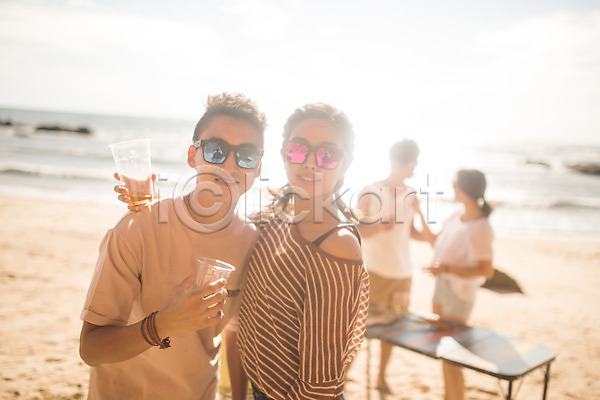 20대 30대 남자 사람 성인만 여러명 여자 한국인 JPG 앞모습 옆모습 포토 맥주 미소(표정) 바다 바캉스 상반신 서기 야외 야외테이블 어깨에손 여름(계절) 여름휴가 주간 커플 태안 해변