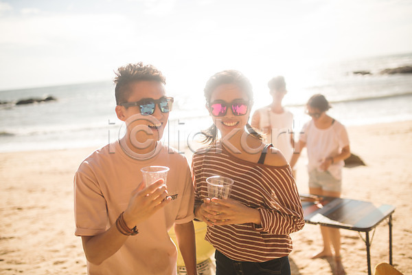 즐거움 20대 30대 남자 사람 성인만 여러명 여자 한국인 JPG 앞모습 포토 맥주 미소(표정) 바다 바캉스 상반신 서기 야외 야외테이블 여름(계절) 여름휴가 주간 커플 태안 해변