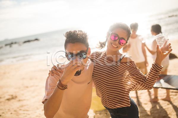 즐거움 20대 30대 남자 사람 성인만 여러명 여자 한국인 JPG 앞모습 옆모습 포토 맥주 바다 바캉스 상반신 서기 야외 야외테이블 어깨에손 여름(계절) 여름휴가 주간 커플 태안 해변