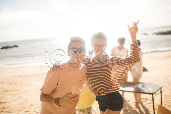 즐거움 20대 30대 남자 사람 성인만 여러명 여자 한국인 JPG 앞모습 포토 맥주 바다 바캉스 상반신 서기 야외 야외테이블 어깨에손 여름(계절) 여름휴가 주간 커플 태안 해변