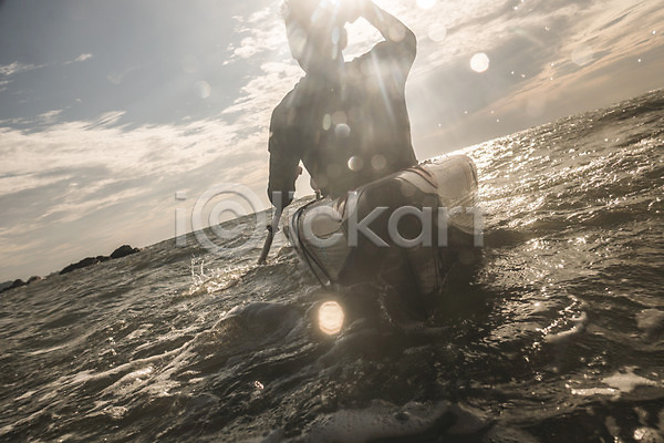 20대 30대 남자 사람 한국인 JPG 뒷모습 포토 구름(자연) 노젓기 물보라 바다 바캉스 빛 상반신 승차 앉기 야외 여름(계절) 여름휴가 주간 태안 파도 패들보드